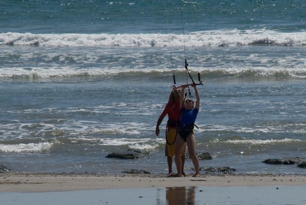 DSC_2301.jpg - Jackie handles the surfing kite