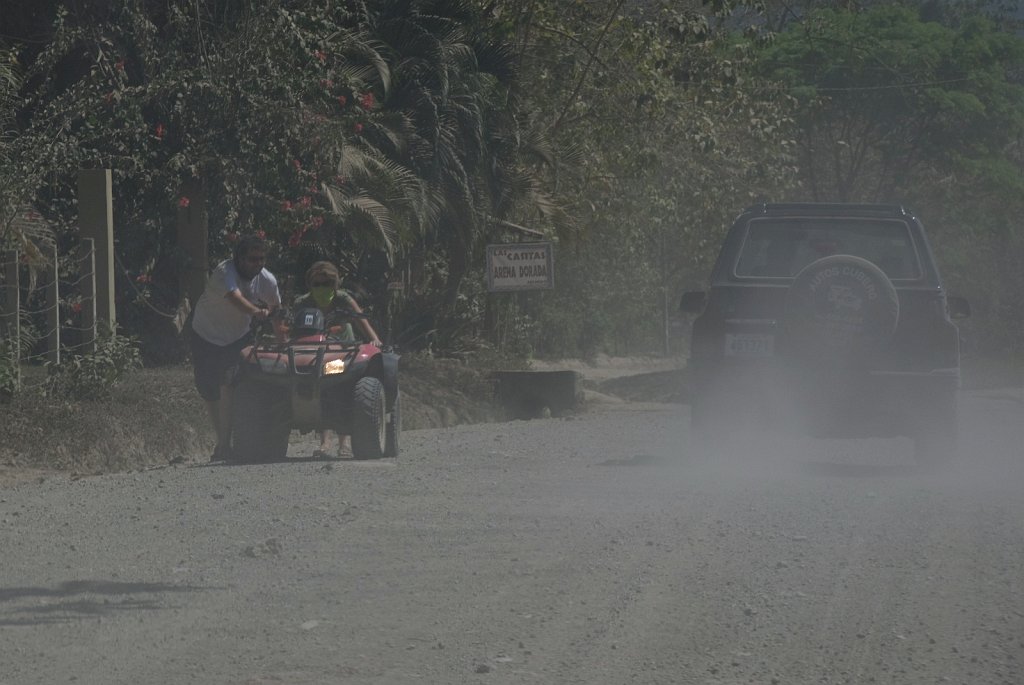 DSC_2457.jpg - Tourists, quad, empty gas tank & dust- oh, boy!