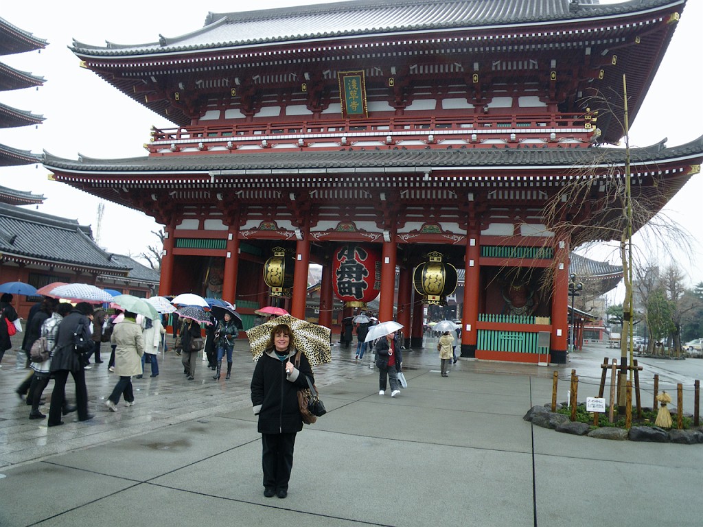 007_0064.jpg - Jayne at Asakusa Hozo-mon Gate