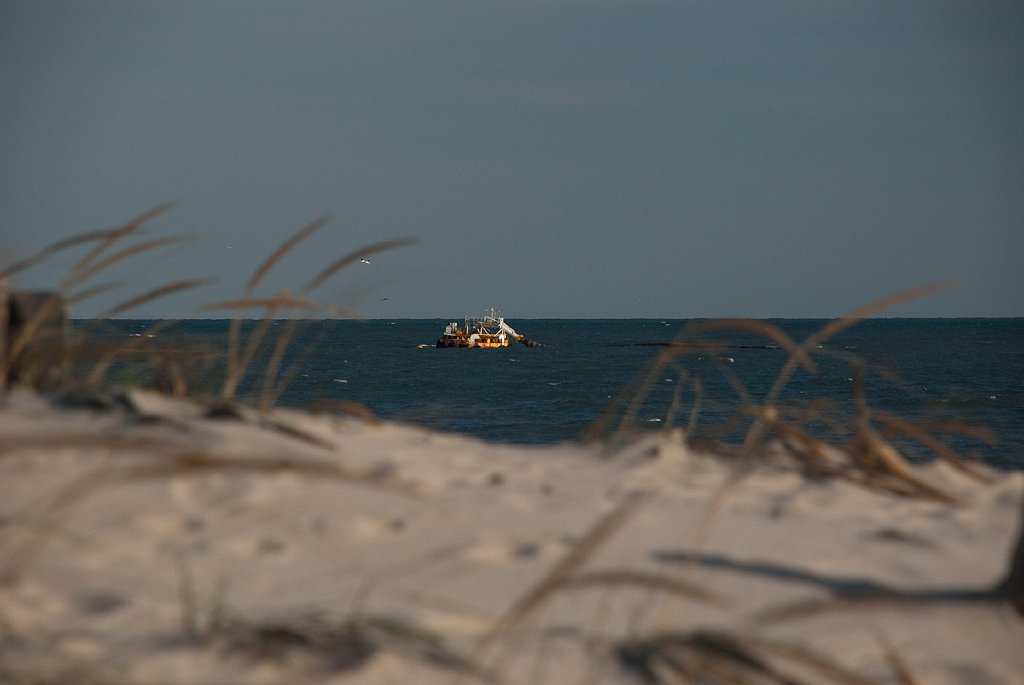 DSC_6603.jpg - The sand discharge hookup now in calmer weather.  We're just waiting for the hopper barges.