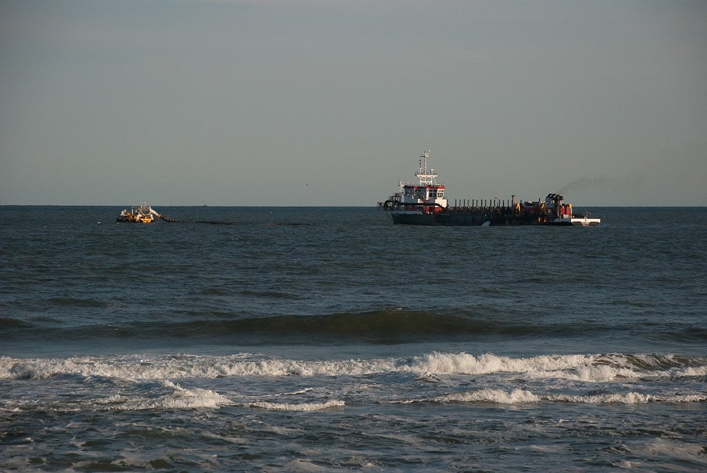 DSC_6670.jpg - The hopper barge hooks up to the floating end of the pipeline to the beach.