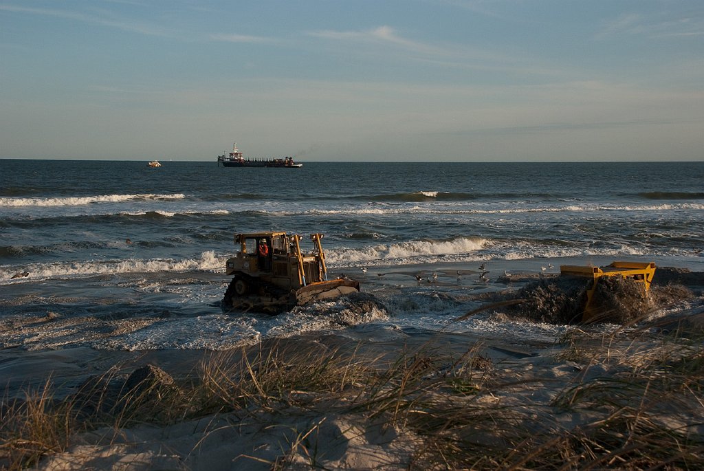 DSC_6711.jpg - The large bulldozer quickly moves the sand up the beach.