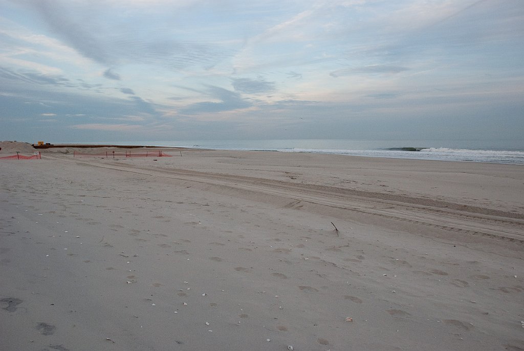 DSC_6824.jpg - The beach north of 75th Street is already much larger.