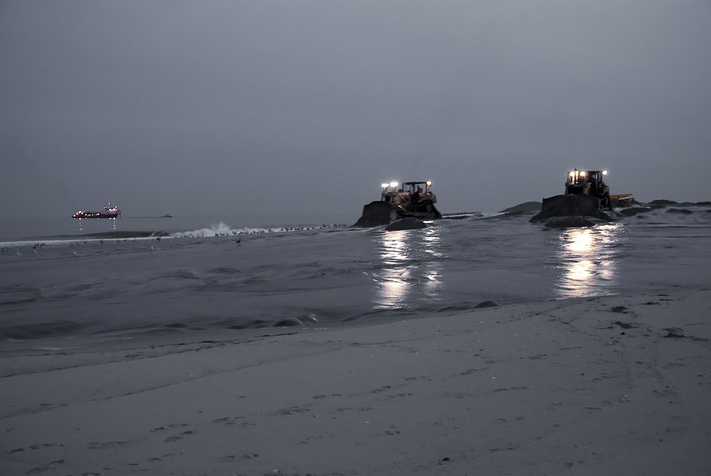 DSC_6897.jpg - As night falls the work continues.