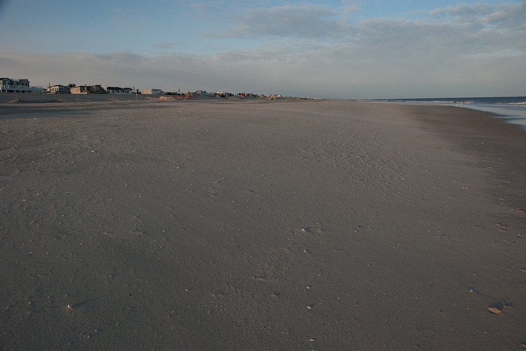 DSC_7130.jpg - The beach at Lee Ave. is expansive now.