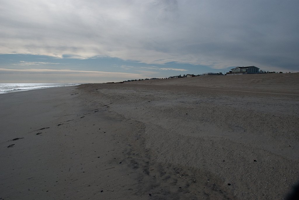 DSC_7190.jpg - The beach at 84th Street is impressive.