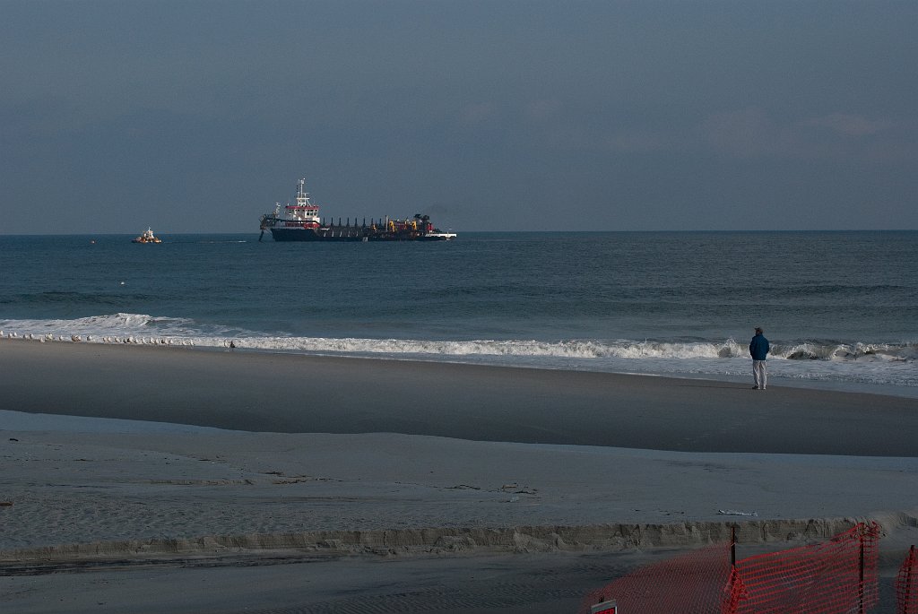 DSC_7474.jpg - A lone spectator watches the barge operation.