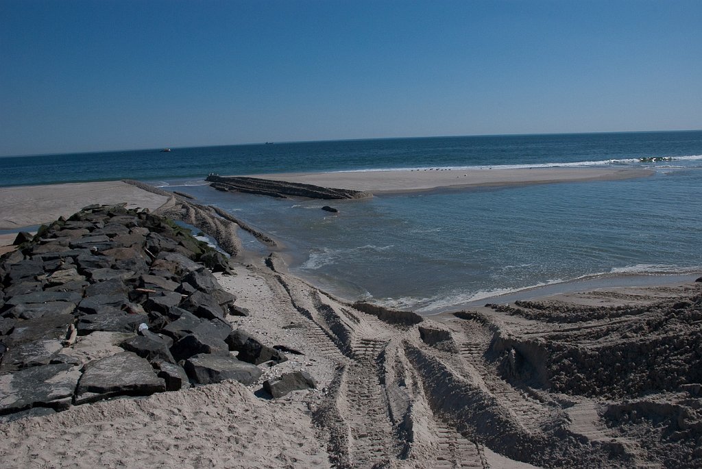 DSC_7566.jpg - The Boro has been pushing sand up toward threatened homes, creating pools.