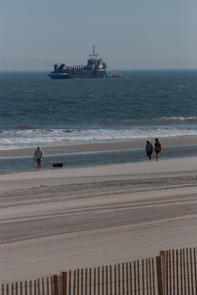 DSC_7709.jpg - The hopper barge has become a familiar sight.