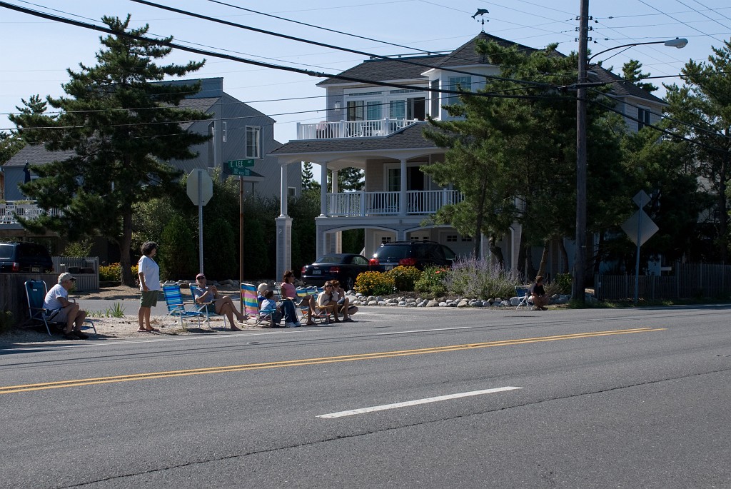 DSC_4374.jpg - Lots of spectators and beach chairs at Lee Avenue.