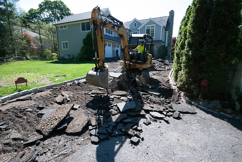 DSC_1794.jpg - Dorian handles the backhoe himself.