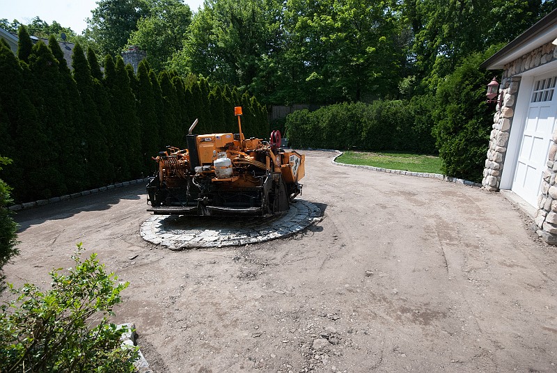 DSC_1833.jpg - The spreader/paver is parked on the madallion.  I had to fix one of it's hydraulic valves to keep the machine running.