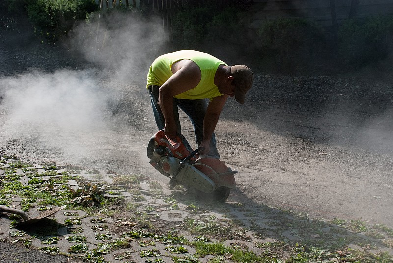 DSC_1865.jpg - Dorian wanted to cut some of the concrete pavers making up the median to form a staighter boundry