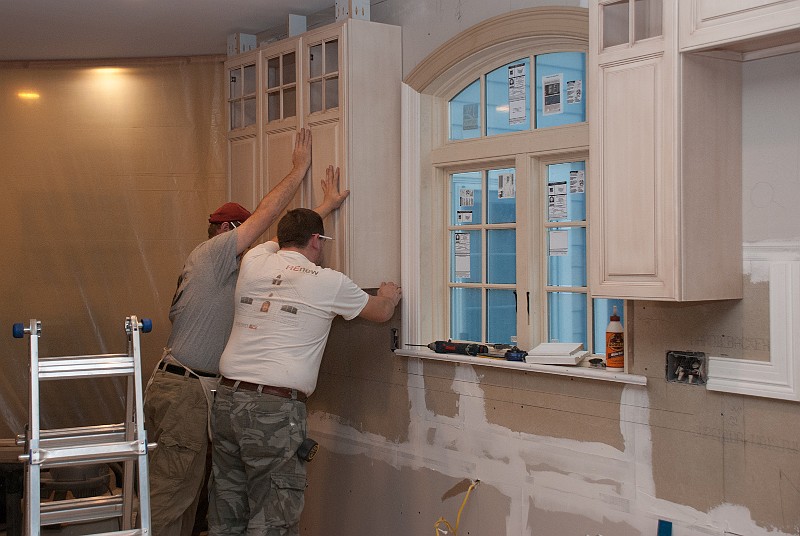 DSC_1280.jpg - Mounting the left-most upper cabinets on the window wall.