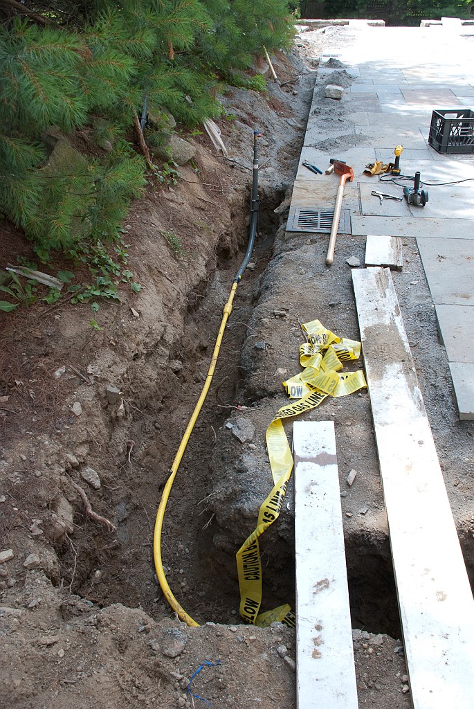 DSC_8686.jpg - The gas pipe is required by code to be lightning-isolated (nonconductive).