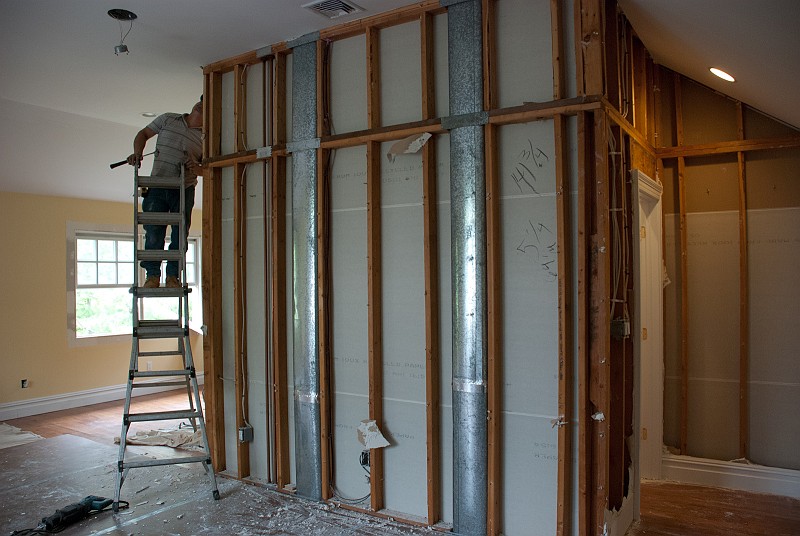 DSC_9268.jpg - The hot/cold air ducts run down from the air handler and across the bedroom floor.