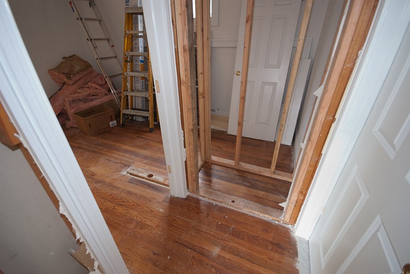 DSC_9321.jpg - Linen closet area.