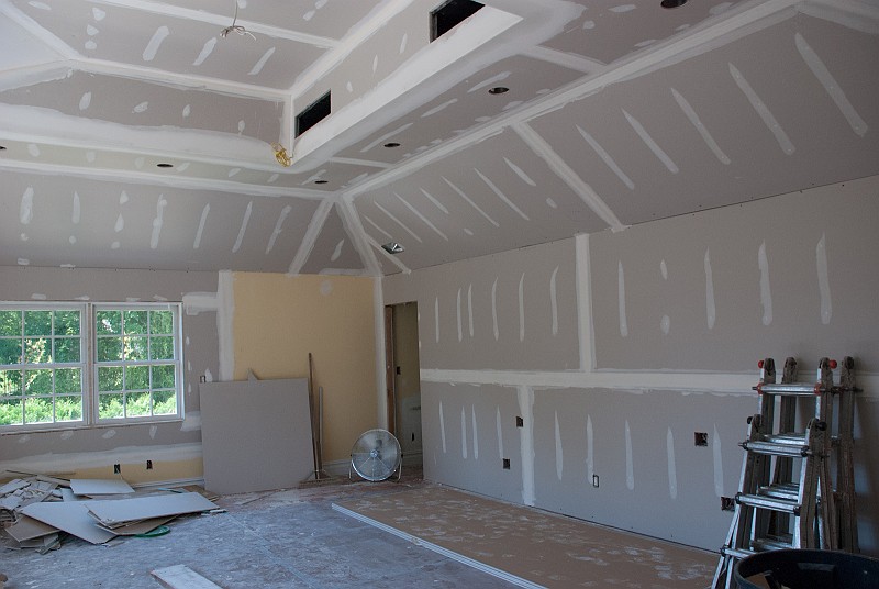 DSC_9820.jpg - As it looks after the first go-around with joint compound on the sheetrock.
