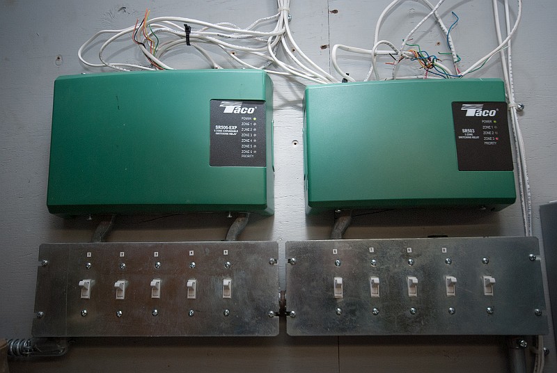 DSC_2812.jpg - I checked every accessible connection on the thermostats, the HZ322 and the air handler control panel.  I then headed to the basement to check the furnace area circuitry.  Here are the control panels for the heating zones.